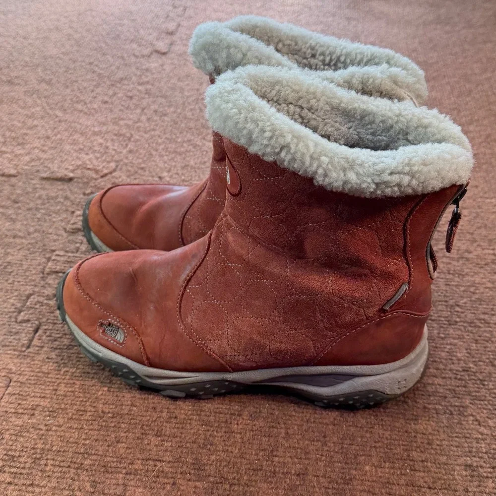 A- The North Face Red Suede Leather PrimaLoft Winter Boots Women 8 AYX8 54B T177